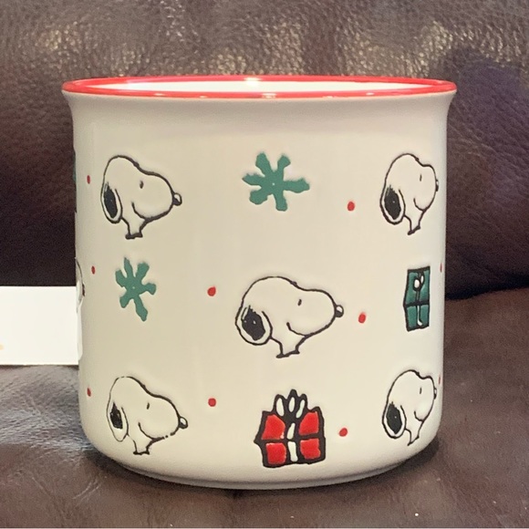 Peanuts Snoopy with Christmas Gifts and Snowflakes Ceramic Christmas Mug - Picture 4 of 7